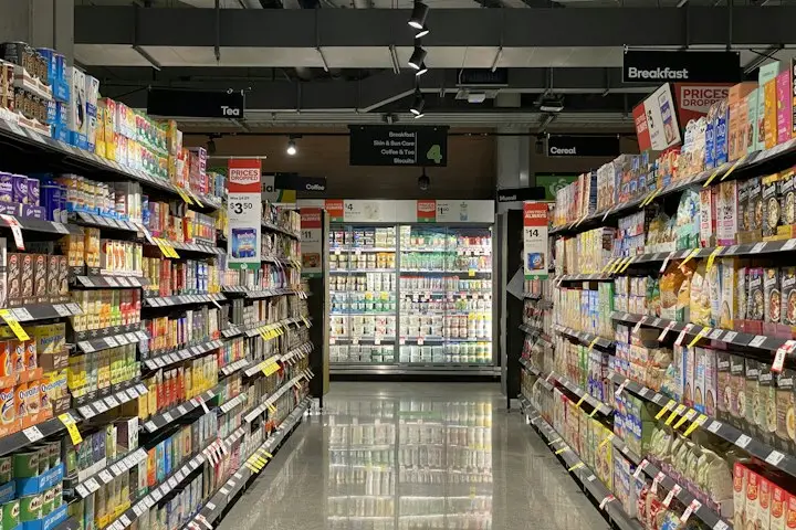 Pasillo de un supermercado con estanterías llenas