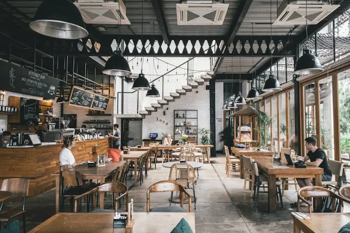 Interior de un café restaurante con mesas